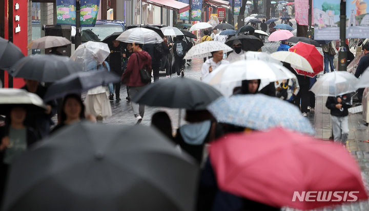 [서울=뉴시스] 화요일인 7일은 전국 대부분 지역에 가끔 비가 내리겠으나 소강상태를 보이는 곳이 많겠다. 사진은 어린이날 연휴 마지막날인 6일 오전 서울 중구 명동거리에서 우산을 쓴 행인들이 발걸음을 옮기는 모습. 2024.05.07. scchoo@newsis.com