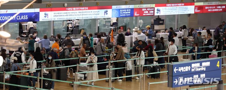 [인천공항=뉴시스] 김선웅 기자 = 근로자의 날과 어린이날 연휴를 포함한 엿새간 인천공항 해외 여행객 수가 112만명을 넘을 것으로 전망된다. 인천공항공사에 따르면 1~6일 인천국제공항 일평균 여객수는 18만여 명이고 승객이 가장 많은 날은 마지막 날인 6일이 될 것으로 예측된다. 6일 인천국제공항에서 여행객들이 오가고 있다. 2024.05.06. mangusta@newsis.com