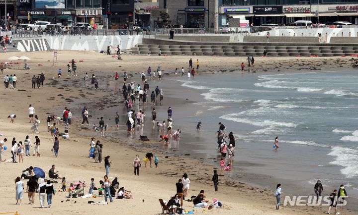 [부산=뉴시스] 하경민 기자 = 6일 부산 해운대구 해운대해수욕장을 찾은 시민과 관광객들이 물놀이를 즐기고 있다. 2024.05.06. yulnetphoto@newsis.com