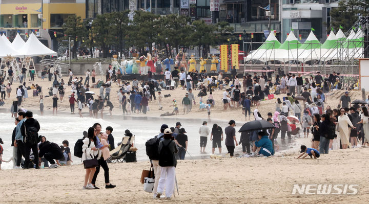 [부산=뉴시스] 하경민 기자 = 6일 부산 수영구 광안리해수욕장을 찾은 시민과 관광객들이 봄나들이를 즐기고 있다. 2024.05.06. yulnetphoto@newsis.com