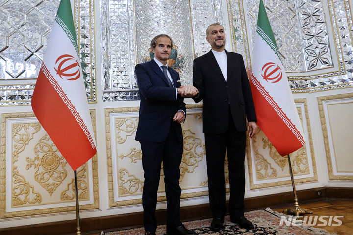 [테헤란=AP/뉴시스] 라파엘 그로시(왼쪽) 국제원자력기구(IAEA) 사무총장이 6일(현지시각) 이란 테헤란에서 호세인 아미르압돌라이한 이란 외무장관과 회담 전 악수하고 있다. 2024.05.08.