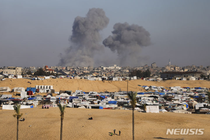 [라파=AP/뉴시스] 지난 6일(현지시각) 가자지구 라파 동쪽에서 이스라엘의 공습으로 연기가 피어오르고 있다. 이스라엘군은 7일 라파 교차로 팔레스타인 영토를 점령했다고 밝혔다. 2024.05.07.
