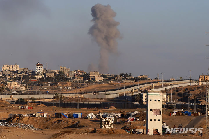 [라파=AP/뉴시스] 이스라엘 공습으로 6일(현지시각) 이집트와 가자지구 라파 교차로 인근 건물에서 연기가 피어오르고 있다. 2024.05.07.