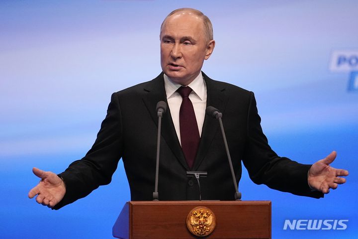 [모스크바=AP/뉴시스]블라디미르 푸틴 대통령이 지난 3월 모스크바에서 대통령선거 연설을 하고 있다. 그는 7일 크렘린궁에서 헌법재판소장이 지켜보는 가운데 헌법 위에 손을 얹고 취임 선서를 했다. 2024.05.07
