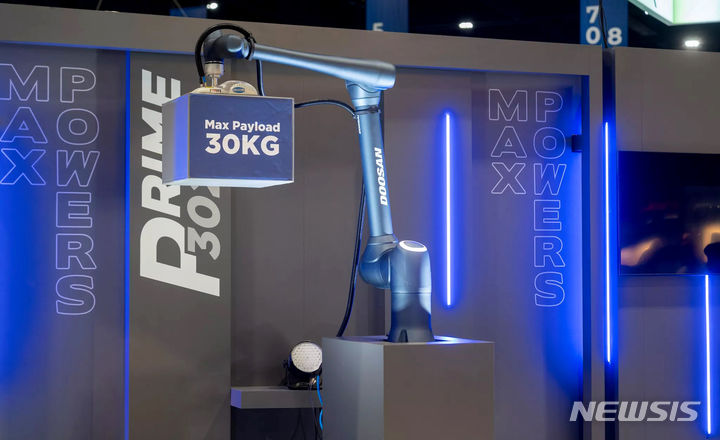 [서울=뉴시스]두산로보틱스가 '오토메이트 2024' 현장에서 처음 공개한 팔레타이징 전용 로봇 P시리즈 이미지. (사진 = 두산로보틱스 제공) 2024.05.07. photo@newsis.com