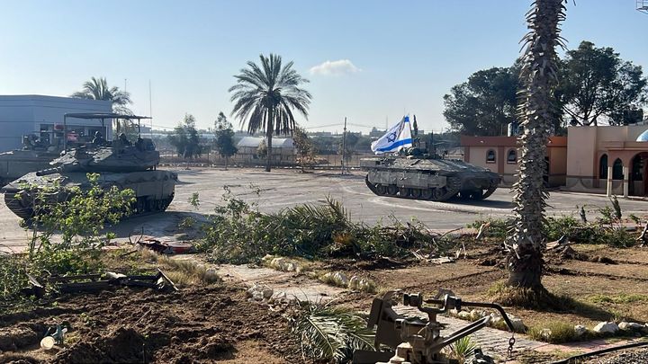 [서울=뉴시스]이스라엘 방위군(IDF) 탱크가 7일(현지시각) 가자지구 최남단 라파 교차로를 점령하고 있다. (사진=IDF 제공) 2024.05.07. photo@newsis.com *재판매 및 DB 금지