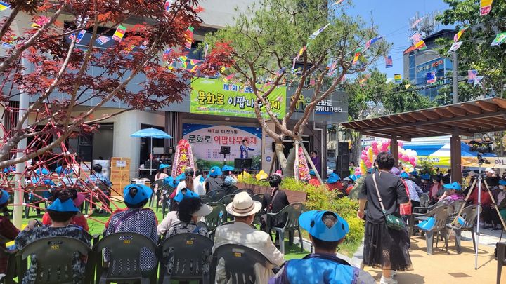 [대구=뉴시스] 지난해 문화로 이팝나무축제 모습. (사진=대구시 서구 제공) 2024.05.07. photo@newsis.com *재판매 및 DB 금지