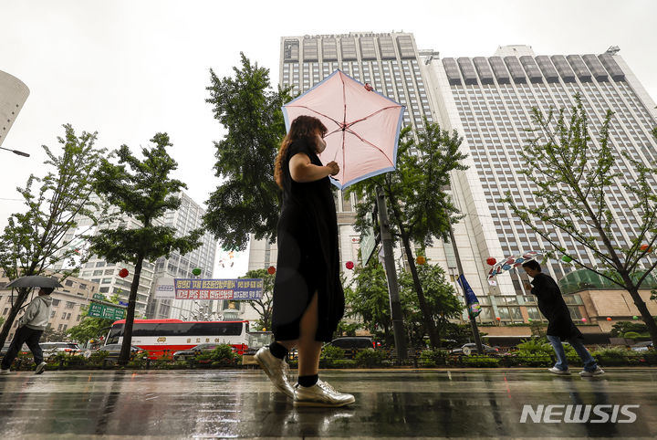 [서울=뉴시스] 정병혁 기자 = 비가 내린 지난 7일 서울 중구 을지로입구역 인근에서 우산을 쓴 시민들이 이동하고 있다. 2024.05.07. jhope@newsis.com