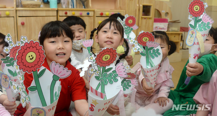 [전주=뉴시스] 김얼 기자 = 어버이날이자 수요일인 8일은 전국이 대체로 흐리다 오후부터 차차 맑아지겠다. 사진은 어버이날을 하루 앞둔 지난 7일 전북 전주시 덕진구 송천동 늘푸른어린이집에서 어린이들이 자신이 만든 카네이션을 흔들고 있는 모습. 2024.05.07. pmkeul@newsis.com