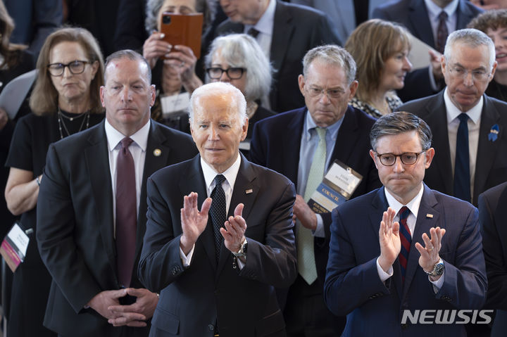 [워싱턴=AP/뉴시스] 조 바이든 미 대통령과 마이크 존슨 미 하원의장이 지난 7일(현지시각) 미 의사당에서 열린 홀로코스트 기념일 행사에 참석해 박수를 치고 있다. 2024.5.10.