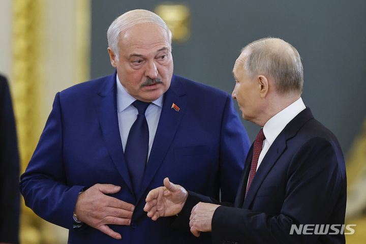 [모스크바=AP/뉴시스]블라디미르 푸틴(오른쪽) 러시아 대통령이 지난 8일(현지시각) 수도 모스크바에서 열린 유라시아경제연합(EAEU) 정상회의에서 알렉산드르 루카셴코 벨라루스 대통령과 대화하고 있다. 2024.05.15