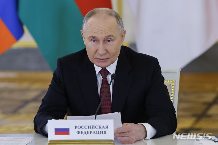 [모스크바=AP/뉴시스]블라디미르 푸틴 러시아 대통령이 8일(현지시각) 수도 모스크바에서 열린 유라시아경제연합(EAEU) 정상회의에서 발언하고 있다. 2024.05.09.