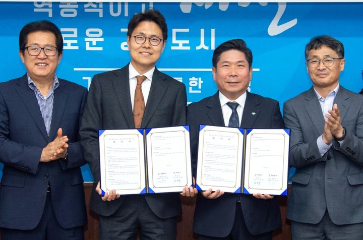 업무협약하는 천일에너지 박상원(왼쪽서 두번째) 대표와 김창규(왼쪽서 세번째) 제천시장 *재판매 및 DB 금지