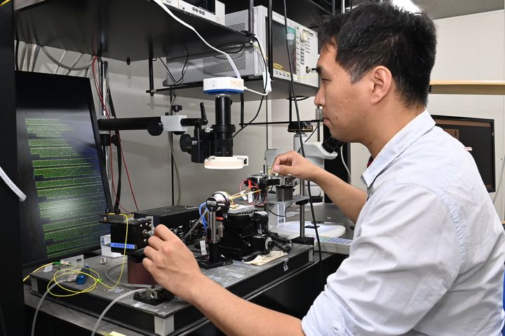 [대전=뉴시스] ETRI 연구진이 제작된 양자점 레이저 다이오드를 측정하고 있다.(사진=ETRI 제공) *재판매 및 DB 금지