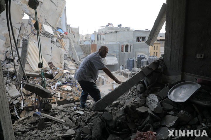 [라파=신화/뉴시스] 지난 7일(현지시각) 가자지구 남부 라파에서 한 주민이 이스라엘의 공습으로 파괴된 건물 잔해를 살펴보고 있다. 이스라엘 정부는 최근 미국이 라파 공격을 우려하며 무기 선적을 보류한 데 대해 깊은 불만을 표출한 것으로 알려졌다. 2024.05.09.