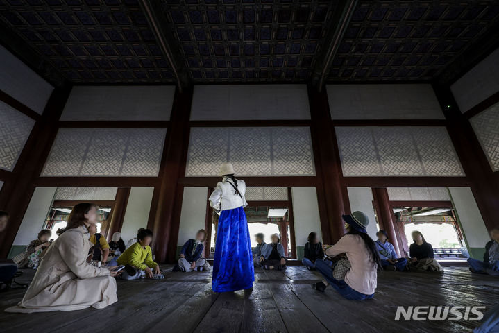 [서울=뉴시스] 정병혁 기자 = 8일 서울 종로구 경복궁 경회루 특별관람을 찾은 시민들이 문화해설사의 설명을 듣고 있다. 문화재청 경복궁관리소는 오는 5월8일부터 10월31일까지 ‘경회루 특별관람’을 진행한다. 관람 예약은 궁능유적본부 웹사이트 ‘문화행사’란의 ‘예약하기’ 또는 공지사항 게시글 내 예약 주소를 통해 회당 35명(1인당 2매)까지 선착순으로 할 수 있다. 2024.05.08. jhope@newsis.com