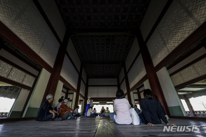 [서울=뉴시스] 정병혁 기자 = 8일 서울 종로구 경복궁 경회루 특별관람을 찾은 시민들이 문화해설사의 설명을 듣고 있다. 문화재청 경복궁관리소는 오는 5월8일부터 10월31일까지 ‘경회루 특별관람’을 진행한다. 관람 예약은 궁능유적본부 웹사이트 ‘문화행사’란의 ‘예약하기’ 또는 공지사항 게시글 내 예약 주소를 통해 회당 35명(1인당 2매)까지 선착순으로 할 수 있다. 2024.05.08. jhope@newsis.com