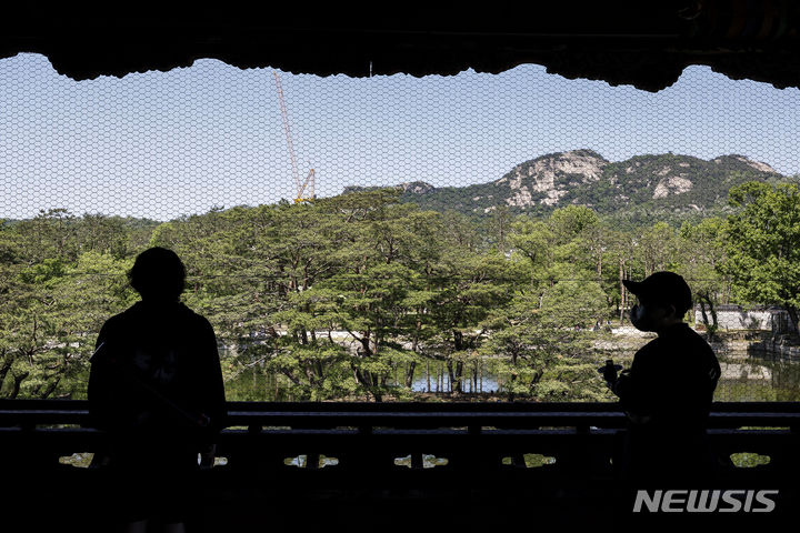 [서울=뉴시스] 정병혁 기자 = 8일 서울 종로구 경복궁 경회루 특별관람을 찾은 시민들이 궁 전경을 바라보고 있다. 문화재청 경복궁관리소는 오는 5월8일부터 10월31일까지 ‘경회루 특별관람’을 진행한다. 관람 예약은 궁능유적본부 웹사이트 ‘문화행사’란의 ‘예약하기’ 또는 공지사항 게시글 내 예약 주소를 통해 회당 35명(1인당 2매)까지 선착순으로 할 수 있다. 2024.05.08. jhope@newsis.com