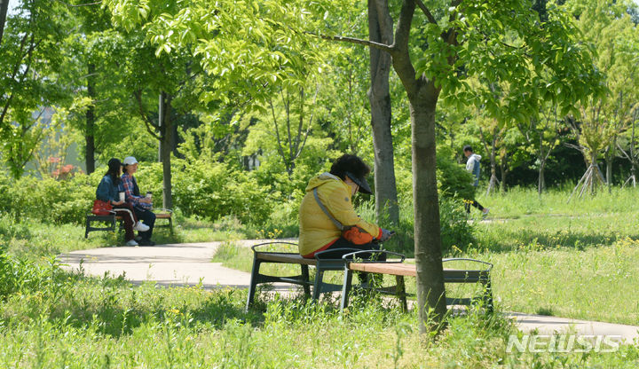 [전주=뉴시스] 김얼 기자 = 완연한 봄 날씨를 보인 8일 전북 전주시 덕진구 세병공원을 찾은 시민들이 시원한 나무 그늘 아래서 휴식을 취하고 있다. 2024.05.08. pmkeul@newsis.com