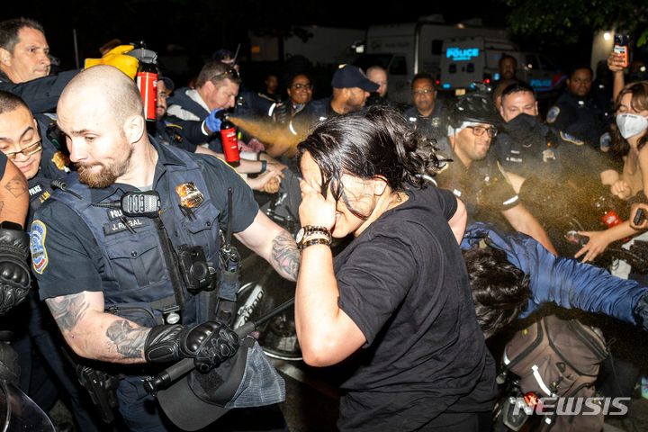 [워싱턴=AP/뉴시스] 8일(현지시간) 오전 미국 조지워싱턴대학교에서 경찰이 가자지구 반전 시위대를 해산시키는 과정에서 후추 스프레이 사용하는 모습. 