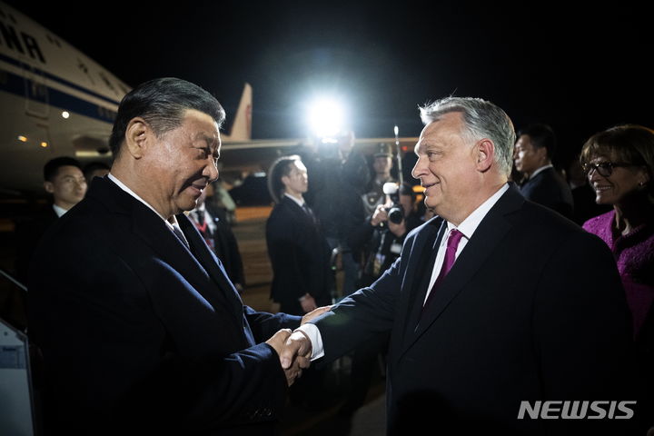 [부다페스트=AP/뉴시스] 시진핑(왼쪽) 중국 국가주석이 8일(현지시각) 헝가리 부다페스트의 리스트 페렌트 국제공항에 도착해 영접 나온 빅토르 오르반 헝가리 총리와 악수하고 있다. 2024.05.09