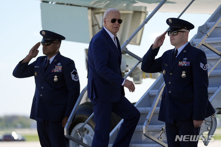 [밀워키=AP/뉴시스] 조 바이든 미국 대통령이 지난 8일(현지시각) 밀워키 국제공항에서 전용기에 오르고 있다. 2024.05.12.