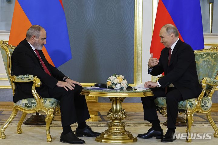 [모스크바=AP/뉴시스]블라디미르 푸틴(오른쪽) 러시아 대통령이 8일(현지시각) 수도 모스크바에서 열린 유라시아경제연합(EAEU) 정상회의에서 니콜 파시냔 아르메니아 총리와 대화하고 있다. 2024.05.09.