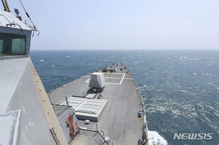 [AP/뉴시스] 미 해군이 제공한 사진으로 알리 버크 클래스의 유도미사일 구축함 할시호가 8일 대만해협에서 정기 통행작전을 실행하고 있다.