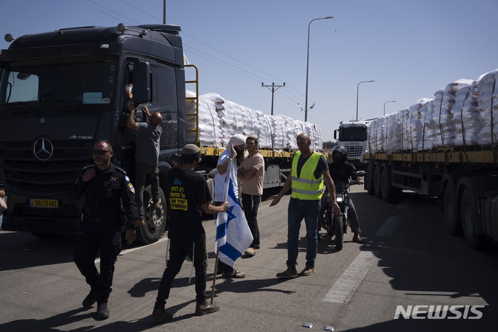 [AP/뉴시스] 가자 남단의 라파 출입문이 닫힌 지 사흘 뒤인 지난 9일 사진으로 이스라엘 통제의 카렘 샬롬 출입문으로 대신 구호물자 트럭이 들어오려 하자 이스라엘 국민들이 이를 막고 있다 