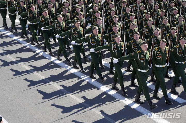 [모스크바=AP/뉴시스] 블라디미르 푸틴 러시아 대통령이 현재 우크라이나 전쟁에 투입된 러시아군이 약 70만명에 달한다고 밝혔다.사진은 4월 9일(현지시각) 러시아 모스크바에서 열린 제2차 세계대전 전승절 79주년 열병식에서 러시아 군인들이 행진하는 모습. 2024.06.15