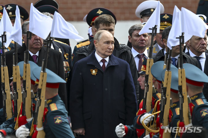 [AP/뉴시스] 블라디미르 푸틴 대통령이 러시아 전승절인 9일 모스크바 붉은광장 무명용사의 묘 앞에 헌화 식에 참여하고 있다