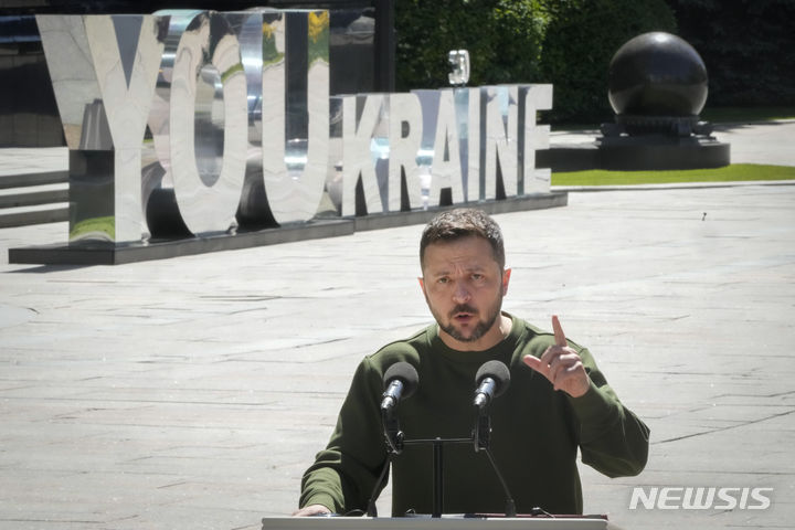 [키이우=AP/뉴시스] 핀란드와 캐나다, 폴란드도 29일(현지시간) 자국이 지원한 무기로 우크라이나가 러시아 본토의 군사목표물을 공격하는 것을 지지한다는 입장을 밝혔다. 사진은 지난 9일 수도 키이우에서 기자회견 중인 볼로디미르 젤렌스키 우크라이나 대통령. 2024.05.30.