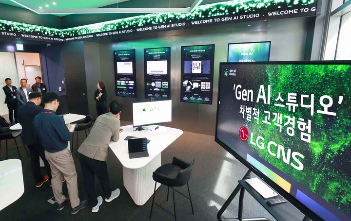 우정사업본부 직원들이 LG CNS 'Gen AI 스튜디오' 투어에 참여해 LG CNS의 생성형AI PoC 우수사례, 솔루션 관련 설명을 듣고 있는 모습(사진=LG CNS 제공) *재판매 및 DB 금지