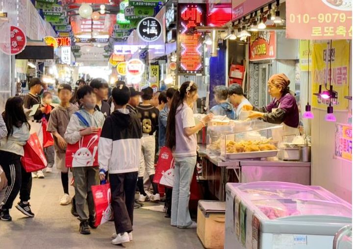 [대전=뉴시스] 대전 유천초등학생들이 8일 도마큰시장에서 시장보기 체험을 하고 있다. *재판매 및 DB 금지