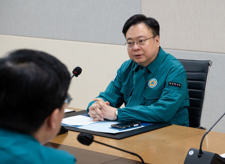 [세종=뉴시스] 조규홍 보건복지부 장관이 지난 9일 '의사 집단행동 중앙사고수습본부' 회의를 주재하고 있는 모습.(사진=보건복지부) 2024.05.09. photo@newsis.com *재판매 및 DB 금지