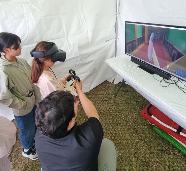 [대구=뉴시스] 대구시 서구는 어린이 300여 명 대상으로 VR 재난안전체험 교육을 실시했다. (사진=대구시 서구 제공) 2024.05.09. photo@newsis.com *재판매 및 DB 금지