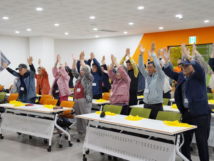 [수원=뉴시스] 경기도국민안전체험관은 9일 제52주년 어버이날을 맞아 '효사랑 안전체험'을 운영했다. (사진=경기도소방재난본부 제공) 2024.5.9. photo@newsis.com *재판매 및 DB 금지