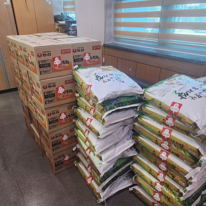 [양산=뉴시스] 양산시 삼형제 가족이 기부한 쌀과 라면. (사진=양산시 제공) 2024.05.09. photo@newsis.com *재판매 및 DB 금지