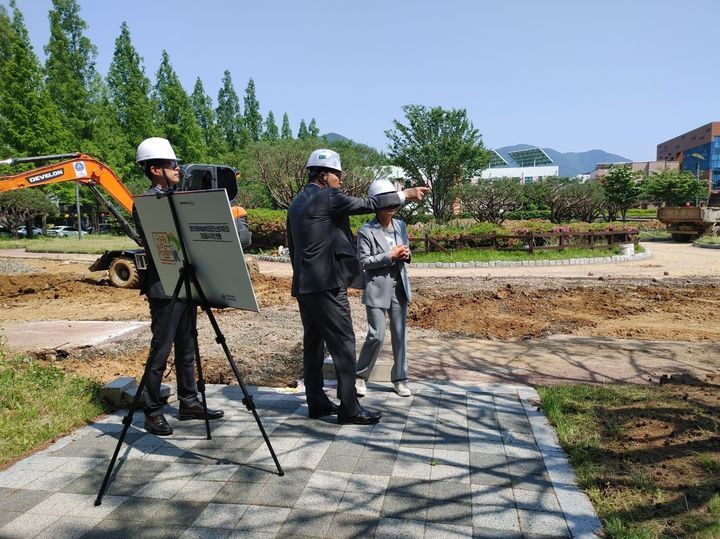 [창원=뉴시스] 장금용 경남 창원시 제1부시장이 9일 성산구 용호동 일원에 조성 중인 청년 문화예술복합공간(스펀지파크) 신축 공사 현장을 방문해 공사 진행 상황을 점검하고 있다. (사진=창원시청 제공). 2024.05.09. photo@newsis.com *재판매 및 DB 금지