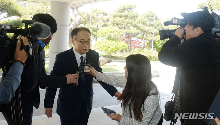 [정읍=뉴시스] 김얼 기자 = 이원석 검찰총장이 9일 전북 정읍시 전주지방법원 정읍지청을 방문해 기자들의 질의에 답변하고 있다. 이원석 검찰총장은 직원들 격려차원으로 정읍지청을 방문했고 기자들의 간단한 질문에만 답변한 뒤에 장내로 들어섰다. 2024.05.09. pmkeul@newsis.com