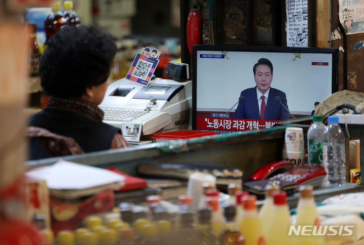 [서울=뉴시스] 김명년 기자 = 9일 오전 서울시내 한 재래시장에서 상인이 윤석열 대통령 취임 2주년 기자회견을 시청하고 있다. 2024.05.09. kmn@newsis.com