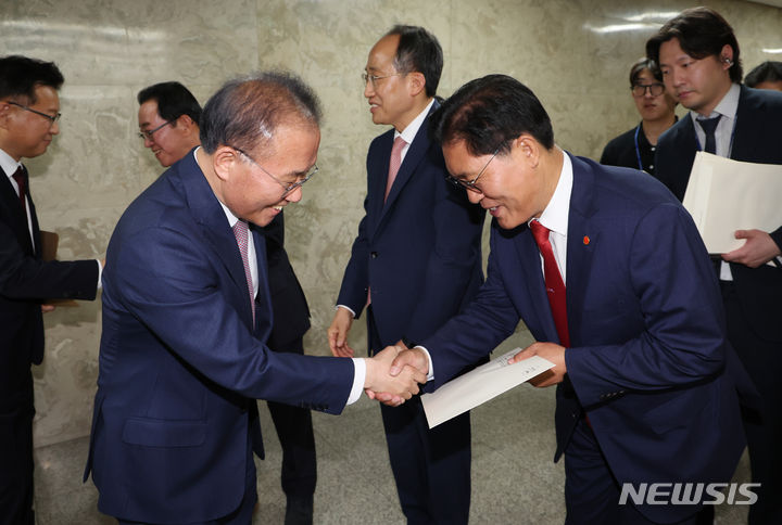 [서울=뉴시스] 고승민 기자 = 윤재옥 국민의힘 당대표 권한대행이 9일 서울 여의도 국회에서 열린 국민의힘 2024 원내대표 선출 선거 당선자총회에서 후보들과 인사를 하고 있다. 2024.05.09. kkssmm99@newsis.com