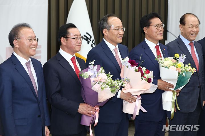 [서울=뉴시스] 조성봉 기자= 추경호 국민의힘 신임 원내대표가 9일 국회에서 열린 제22대 원내대표 선출 당선자총회에서 당선 확정 후 꽃다발을 들고 기념촬영을 하고 있다. 왼쪽부터 윤재옥 전 원내대표, 이종배 후보, 추 신임 원내대표, 송석준 후보, 황우여 비상대책위원장. (공동취재) 2024.05.09. photo@newsis.com