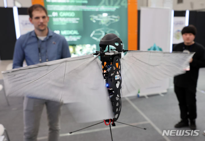 날개짓하며 비행하는 Flapper DRONE :: 공감언론 뉴시스통신사