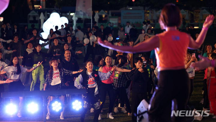 [서울=뉴시스] 김선웅 기자 = 9일 서울시청 광장에서 시민들이 서울시가 운영하는 '운동하는 서울광장' 프로그램에 참여해 줌바댄스를 추고 있다.  도심 속 광장에서 운동을 즐길 수 있는 시민 참여형 생활체육 프로그램 '운동하는 서울광장'은 줌바 댄스, 서킷 트레이닝, 핏 댄스 등 메인 운동과 운동처방소, 운동왕 선발 등으로 구성됐으며 5월 9일부터 혹서기 7~8월을 제외한 10월까지 운영된다. 참가 신청은 공식 홈페이지나 당일 현장 접수를 통해 가능하다. 2024.05.09. mangusta@newsis.com