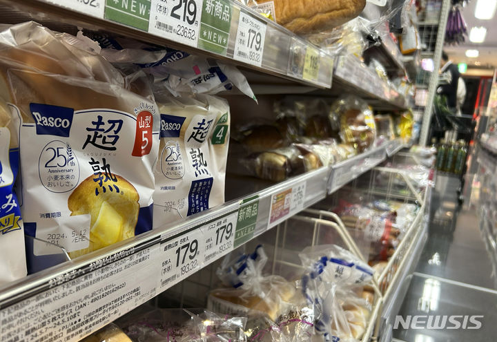 [도쿄=AP/뉴시스] 지난 5월 일본 주요 슈퍼마켓 매출은 1조323억엔(약 8조9967억원)으로 지난해 5월보다 0.1% 증가했다고 NHK가 25일 보도했다. 사진은 도쿄 시내 슈퍼마켓 빵코너 2024.06.25