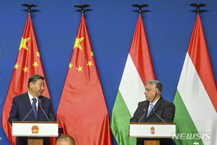 [부다페스트=AP/뉴시스] 시진핑(왼쪽) 중국 국가주석과 빅토르 오르반 헝가리 총리가 9일(현지시간) 헝가리 부다페스트 총리실에서 정상회담을 한 뒤 공동 기자회견을 하고 있다. 이들은 양국 관계를 신시대 전전후 포괄적 전략 동반자 관계로 격상했다. 2024.05.10.