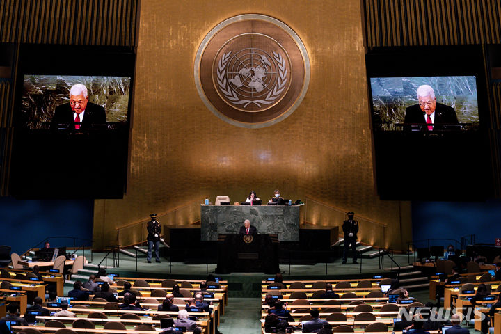 [뉴욕=AP/뉴시스]팔레스타인의 유엔 정회원 가입이 미국의 반대로 무산된 가운데, 10일(현지시각) 유엔 총회에서 안전보장이사회(안보리)의 재판단을 촉구하는 결의안이 통과됐다. 사진은 2022년 9월23일 유엔 총회에서 마흐무드 압바스 팔레스타인 자치정부 수반이 연설하고 있는 모습. 2024.05.11.
