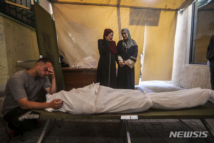 [라파=AP/뉴시스] 이스라엘군이 10, 11일(현지시각) 이틀간 가자 지역에 공습을 가해 최소 62명이 사망했다. 10일 라파의 한 병원에서 팔레스타인 남성이 이스라엘군의 폭격으로 숨진 가족의 시신을 안고 있는 모습. 2024.05.02 
