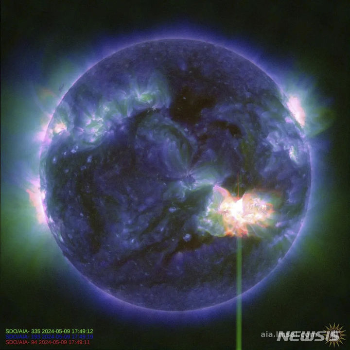[서울=AP/뉴시스]미국 항공우주국(NASA)가 공개한 사진으로, 지난 9일 관측된 지구 태양폭풍 발생 모습. 2024.05.11.